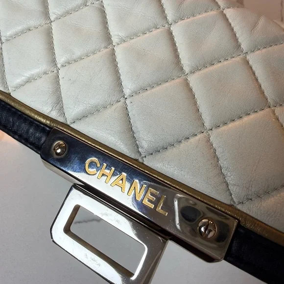 CHANEL Quilted Lambskin White Bag - Picture 17 of 17